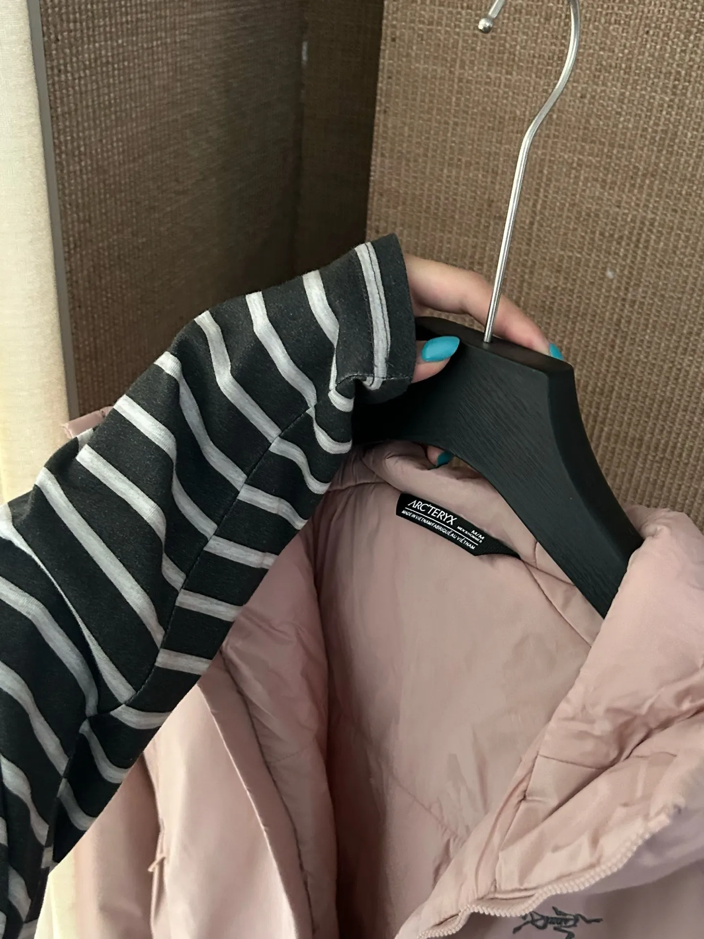 【Arcteryx Atom Hoody 】 : Arcteryx， ， ， 。 ， ， 。 ，Arcteryx ， 。Quality、 ， 。 ， + : ✅ 100% ，Tyono 30 ， ， ✅ ， Wear-Resistant Breathable ✅ ， ， ✅ ， ， ， ✅ 、 ， ， ✅ logo ， ✅ YKK， ✅ ：Coreloft TM Continuous 65 ， ✅（65g/m 2) : ，Breathable ，ATOM Coreloft TM Continuous ， ， ， ， Wear-Resistant ， ， ， 。